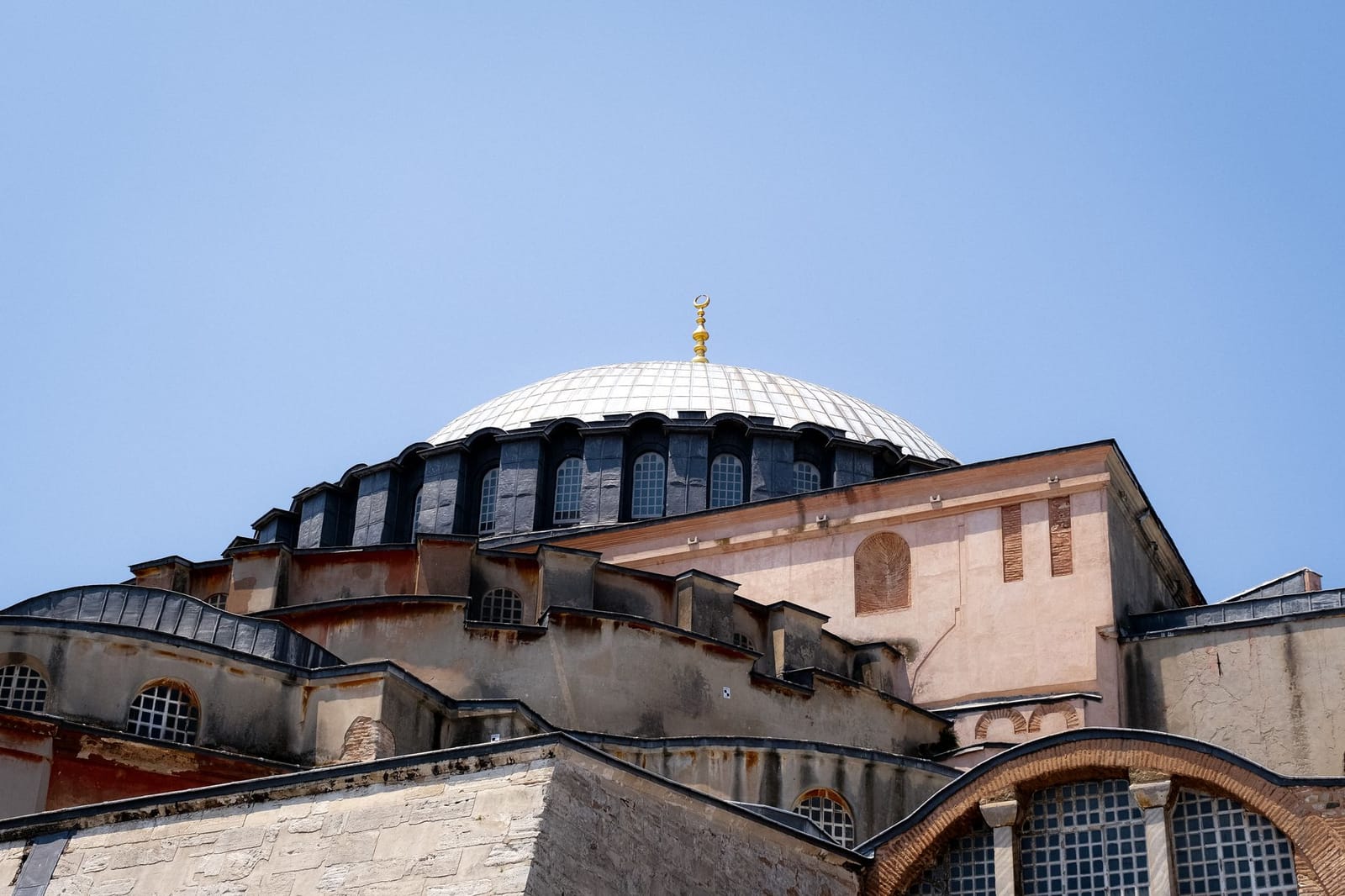 Die markante Schirmkuppel der Kleinen Hagia Sophia in Kadirga unter blauem Himmel.