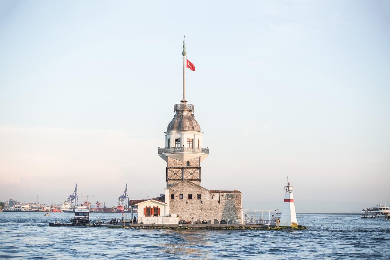 Der historische Mädchenturm auf einer kleinen Felseninsel im Bosporus vor Istanbul.