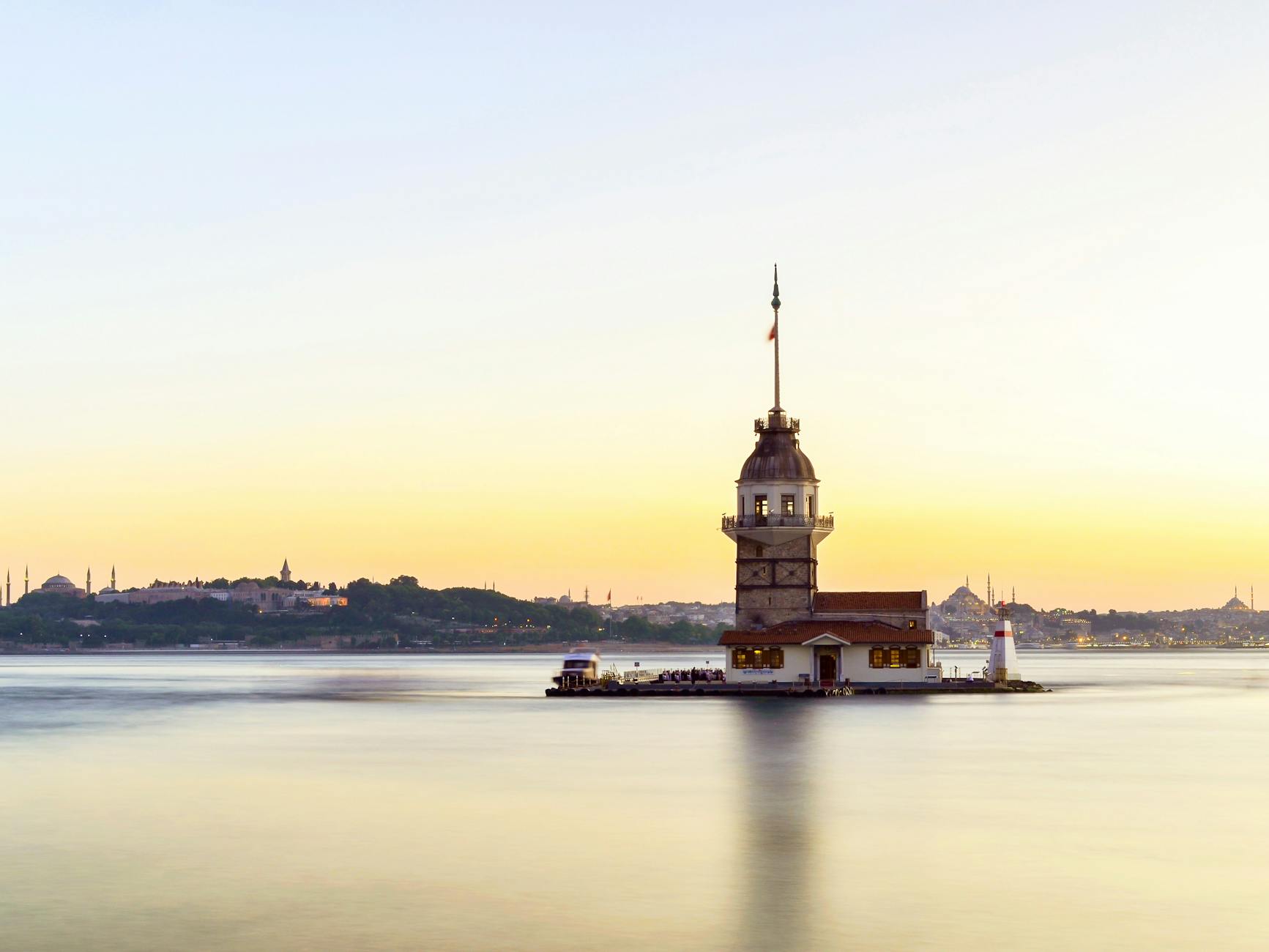 Der beleuchtete Mädchenturm in Istanbul während eines malerischen Sonnenuntergangs am Bosporus.