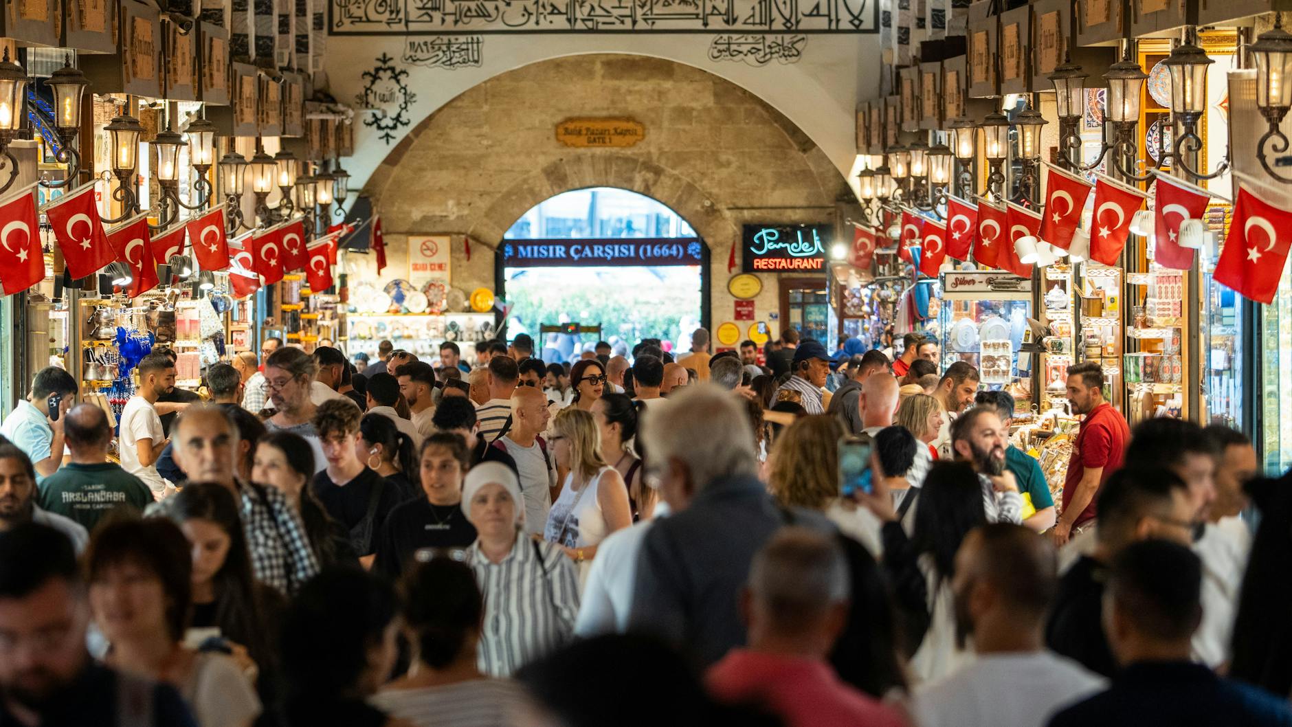 Der zentrale Gang des Ägyptischen Basars mit Blick auf das historische Eingangstor.