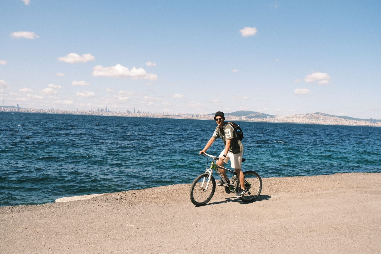 Ein Radfahrer fährt auf dem Uferweg am Meer in Istanbul.