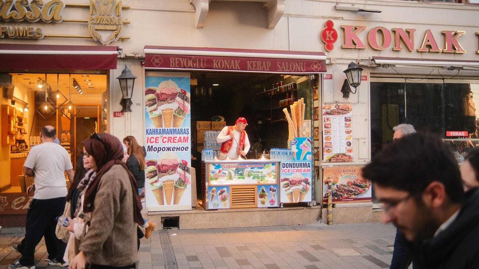 Traditionelles Maraş-Eis und handwerkliche Dondurma in Istanbul mit Adressen und fairen Preisen