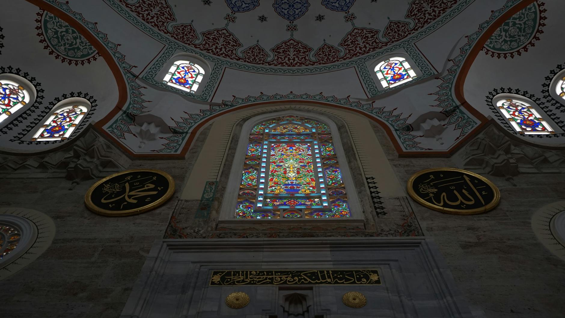 Der lichtdurchflutete Innenraum der Mihrimah-Sultan-Moschee mit prächtigen Buntglasfenstern und Kalligrafien.