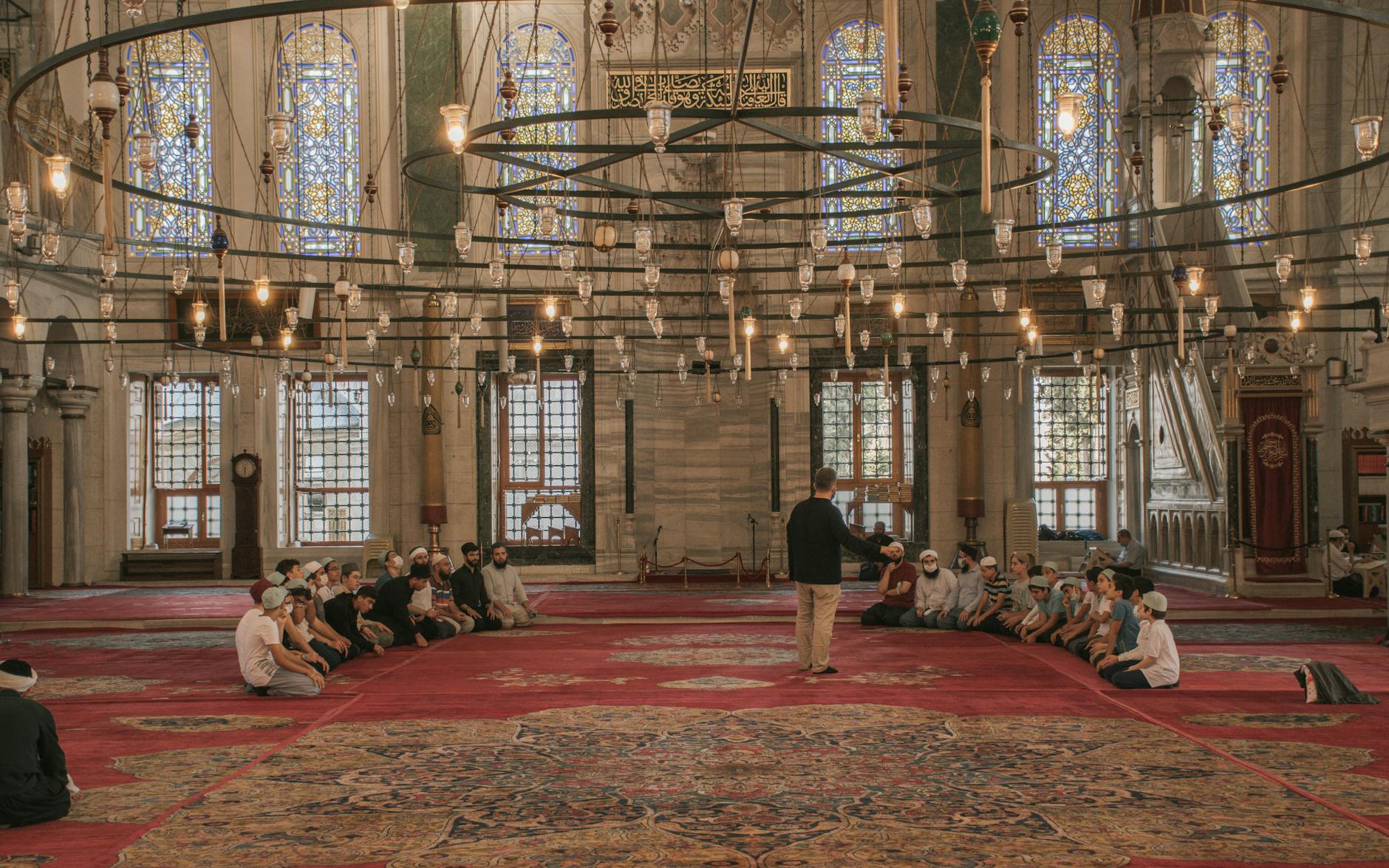 Ein riesiger Kronleuchter hängt über dem roten Teppich im Hauptsaal der Mihrimah-Sultan-Moschee.