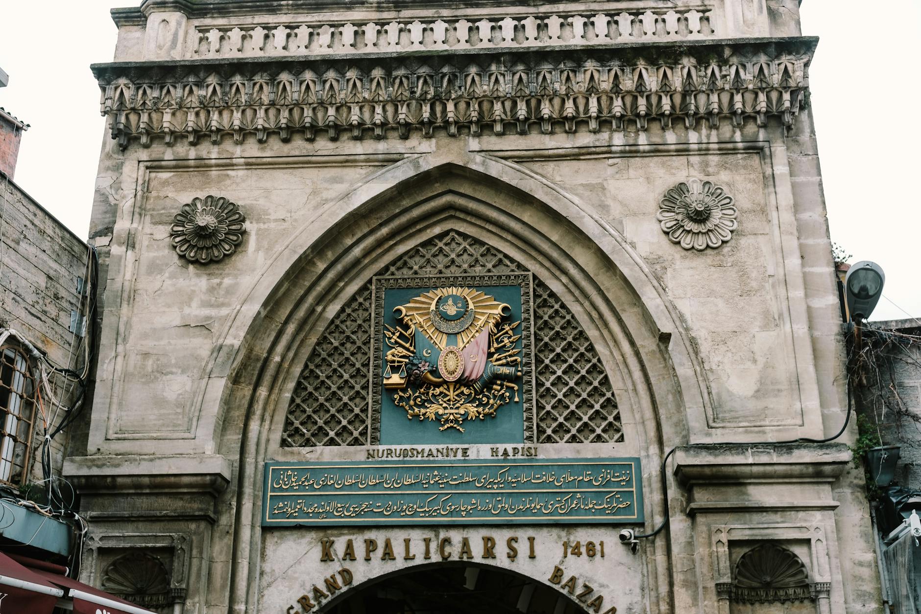 Das prachtvolle Nuruosmaniye-Tor markiert einen der Haupteingänge zum weltberühmten Großen Basar.