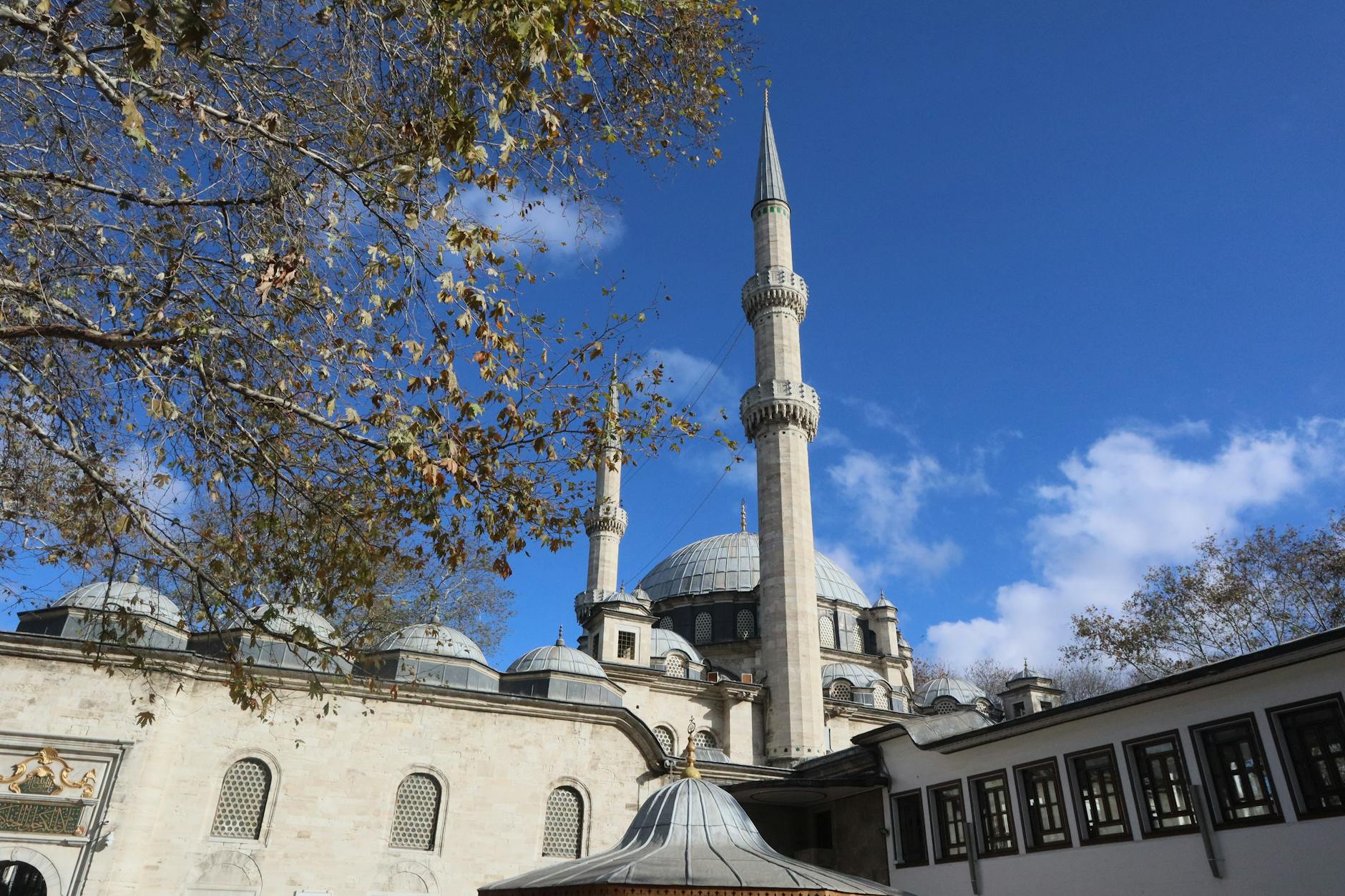 Blick auf die Fassade und Minarette der Nuruosmaniye Moschee vom Innenhof aus.