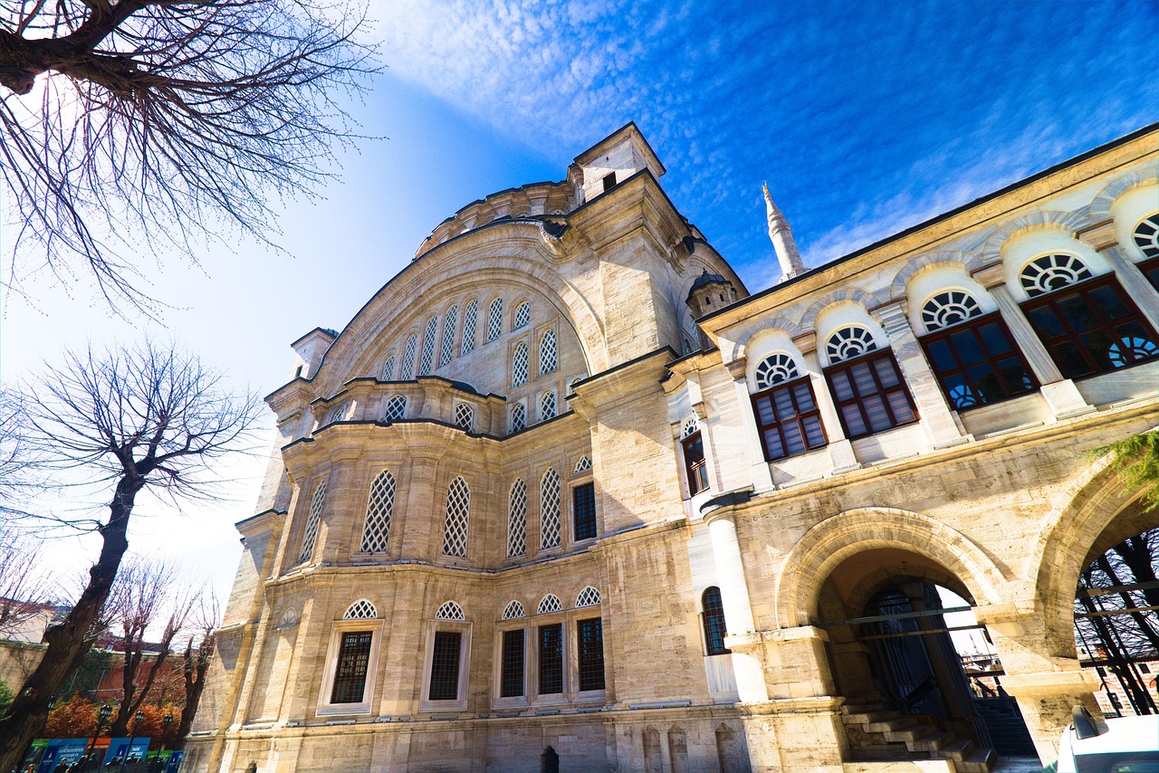 Die barocke Nuruosmaniye Moschee am Großen Basar mit Tipps zur Architektur und aktuellen Besuchszeiten