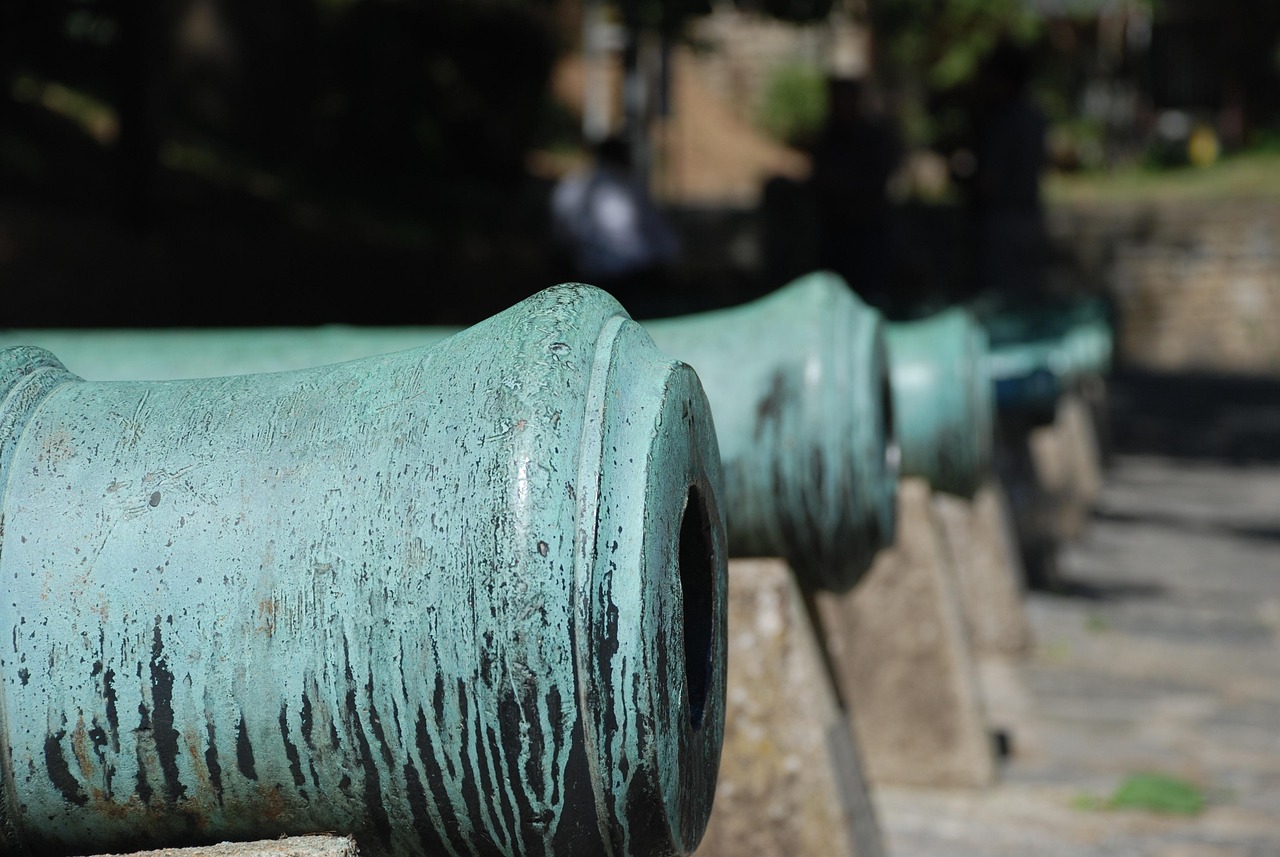 Historische Kanonen stehen zur Besichtigung auf dem Gelände der Rumeli Hisarı Festung.