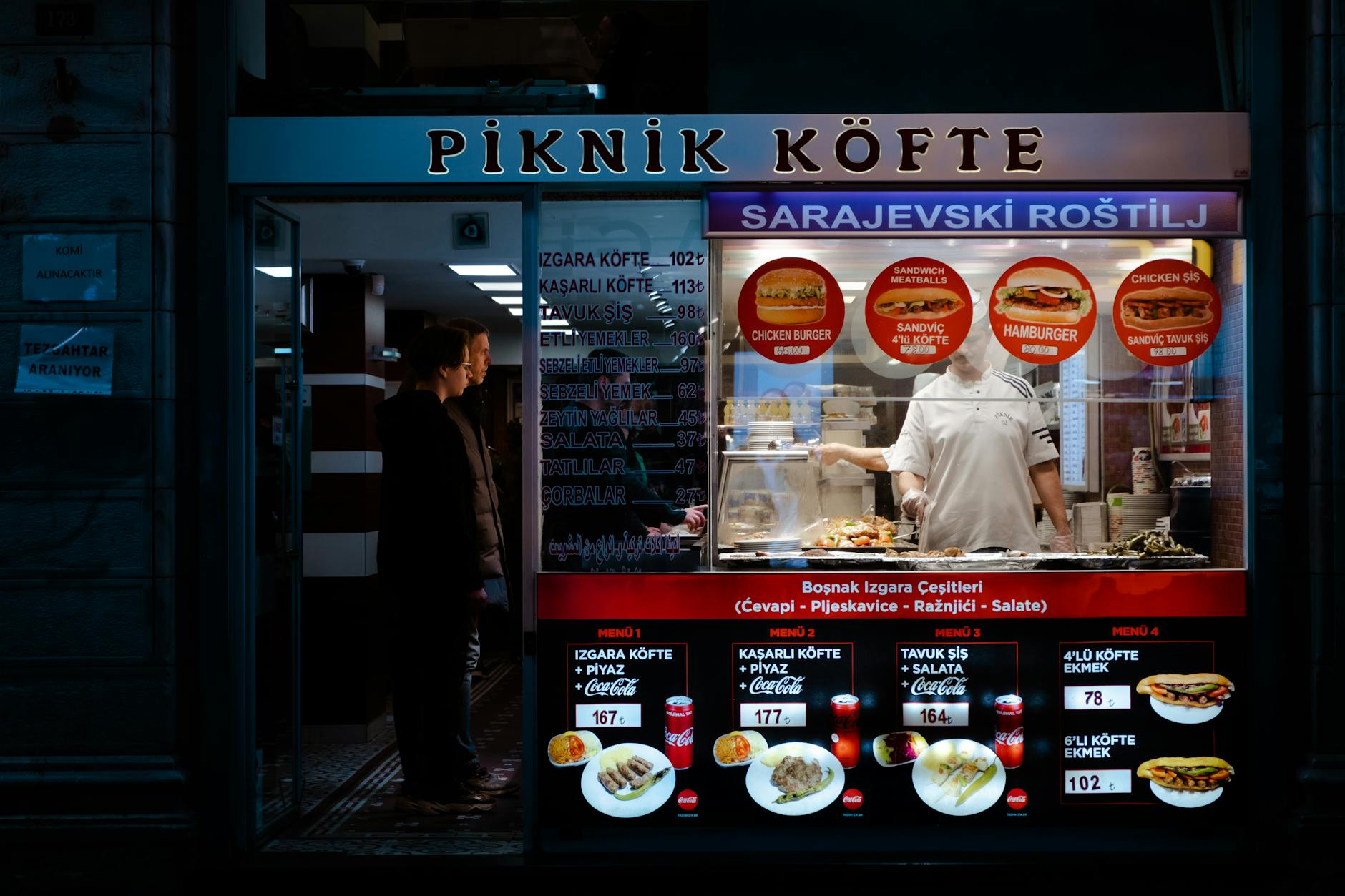 Die Außenansicht einer traditionsreichen Köfte-Grillstube in Istanbul bei Nacht.