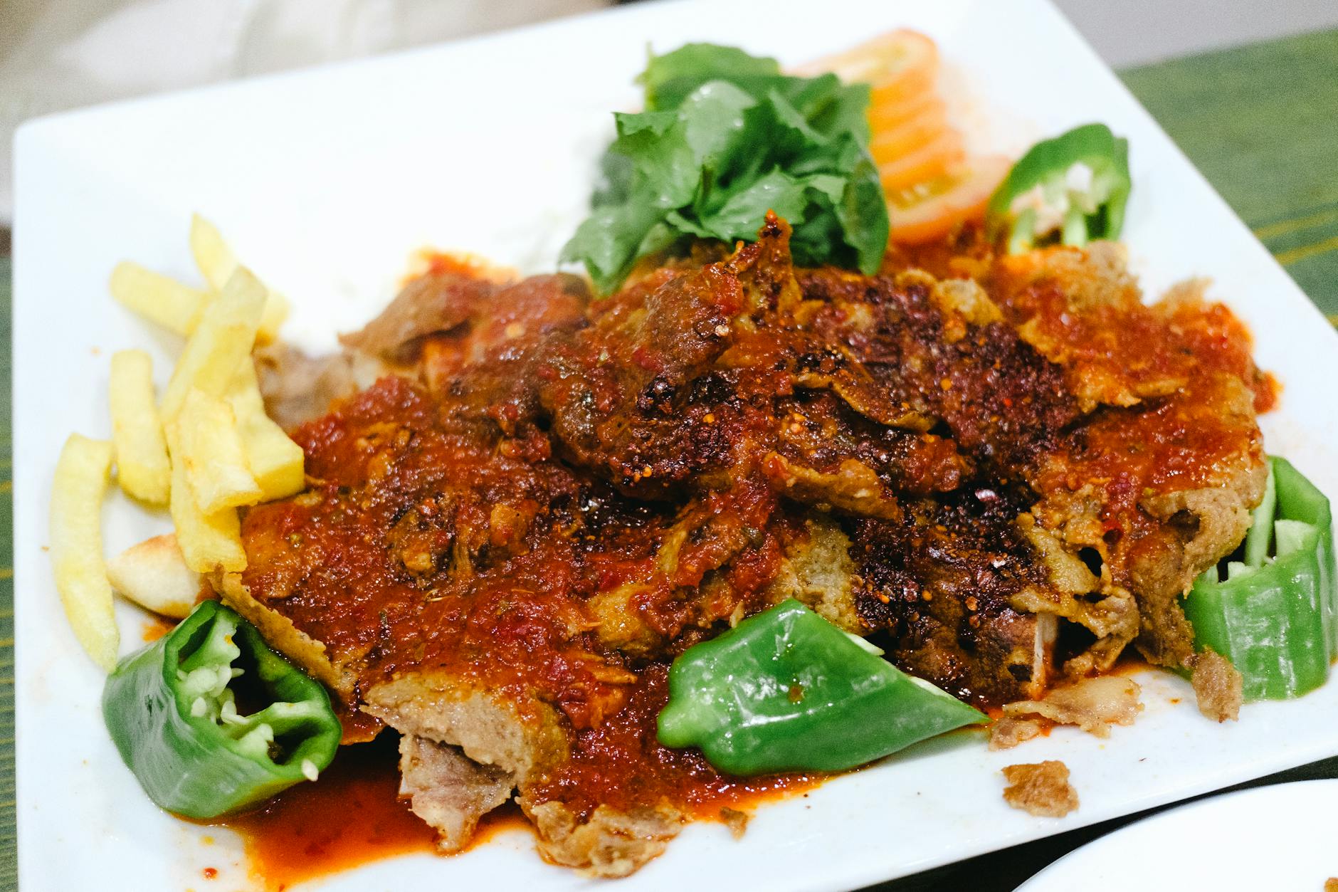 Butterzarter Iskender Kebab in Istanbuls Traditionslokalen mit Tipps zur Qualität und Preisen
