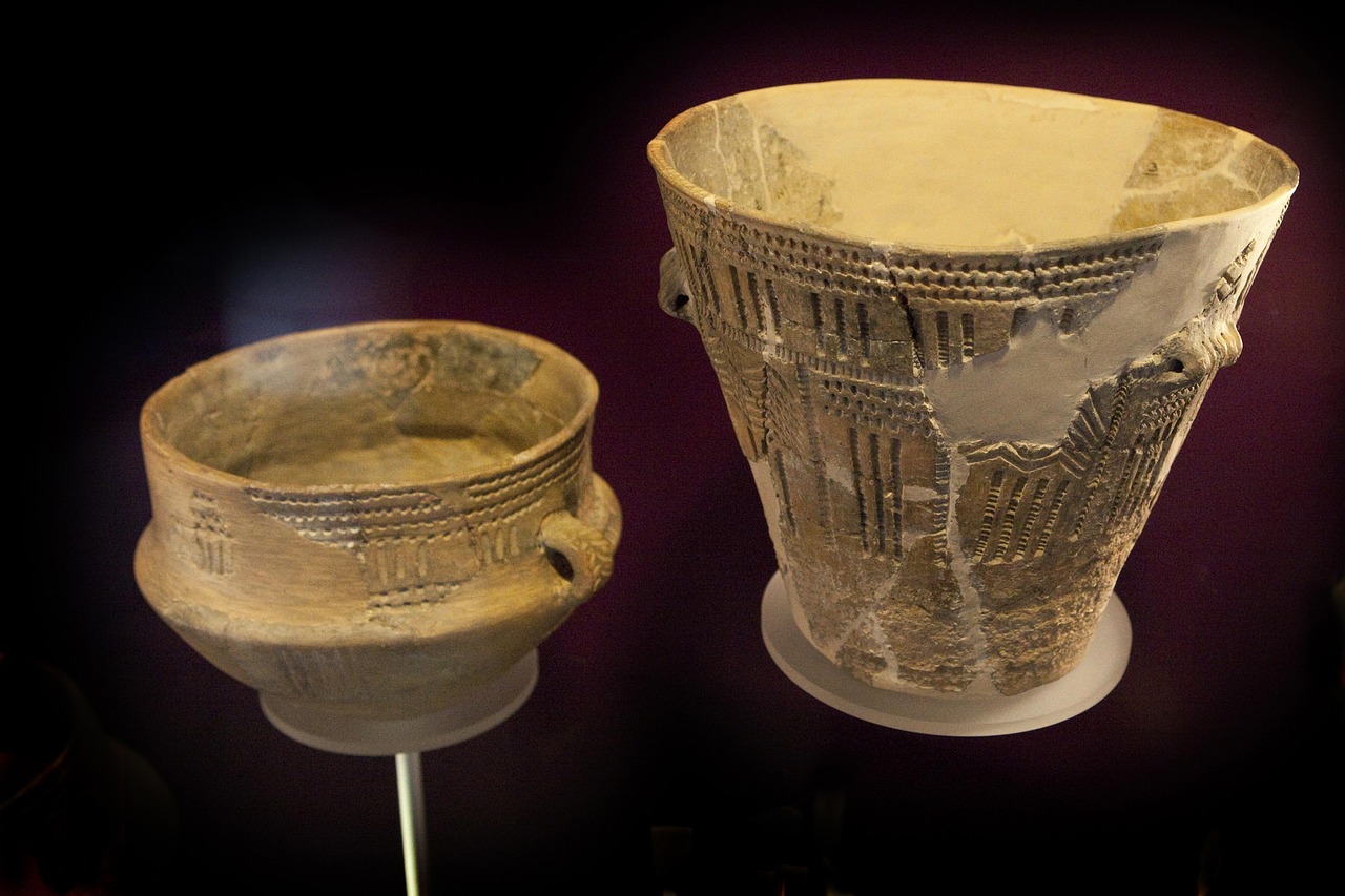 Zwei antike Keramikgefäße aus der prähistorischen Abteilung des Museums.