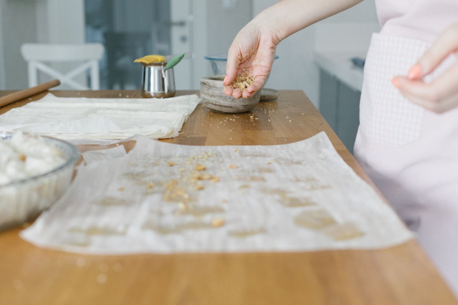 Zubereitung von traditionellem Baklava mit Teigblättern und gehackten Nüssen beim Kochkurs.
