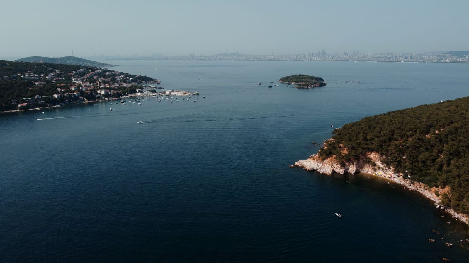 Luftbild der Prinzeninseln vor Istanbul mit Buchten und Fährverbindung.