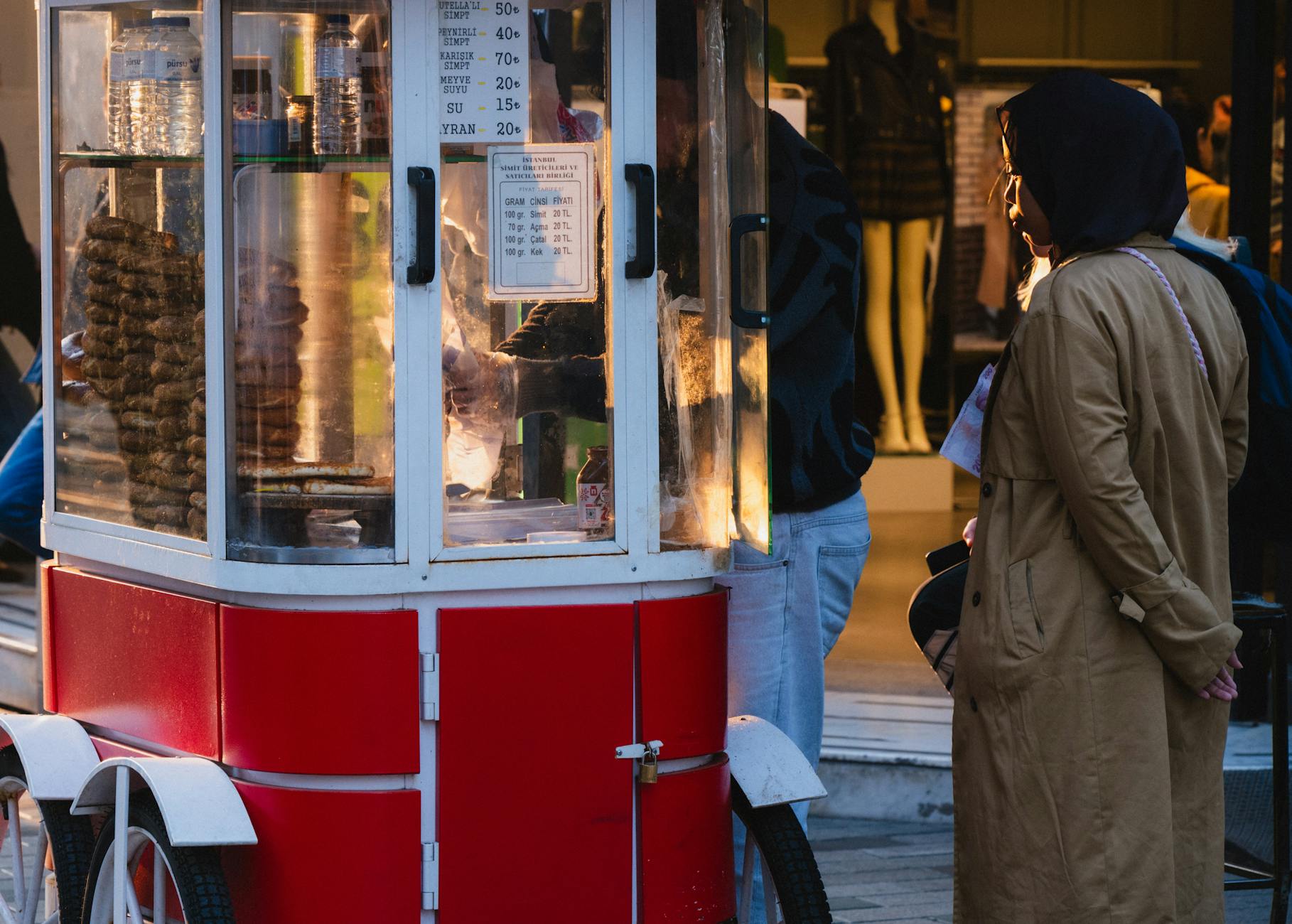 Ein traditioneller roter Verkaufsstand in Istanbul bietet frische Simit-Ringe an.
