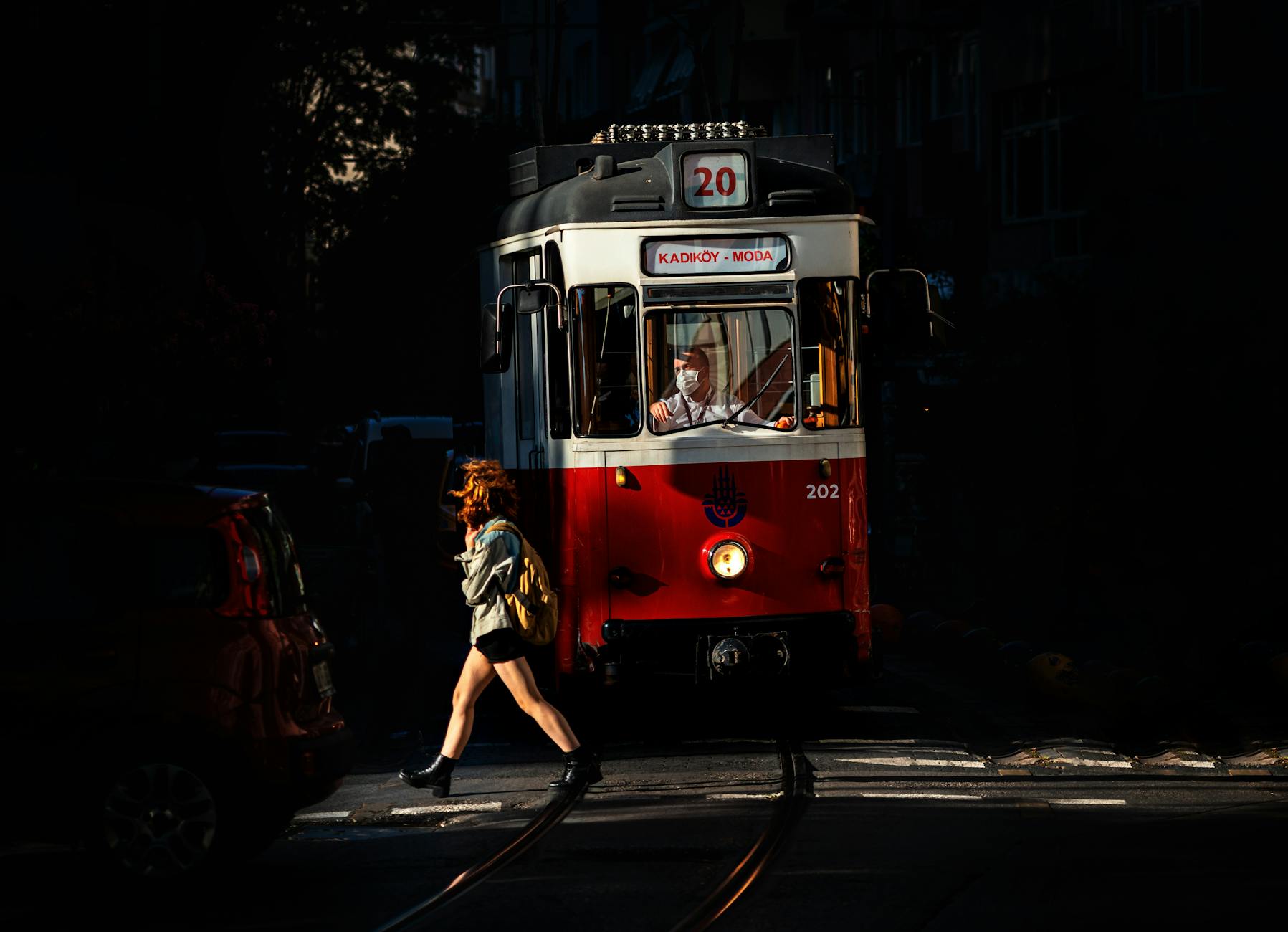 Die historische rote Straßenbahn fährt durch die sonnigen Straßen zwischen Kadıköy und Moda.