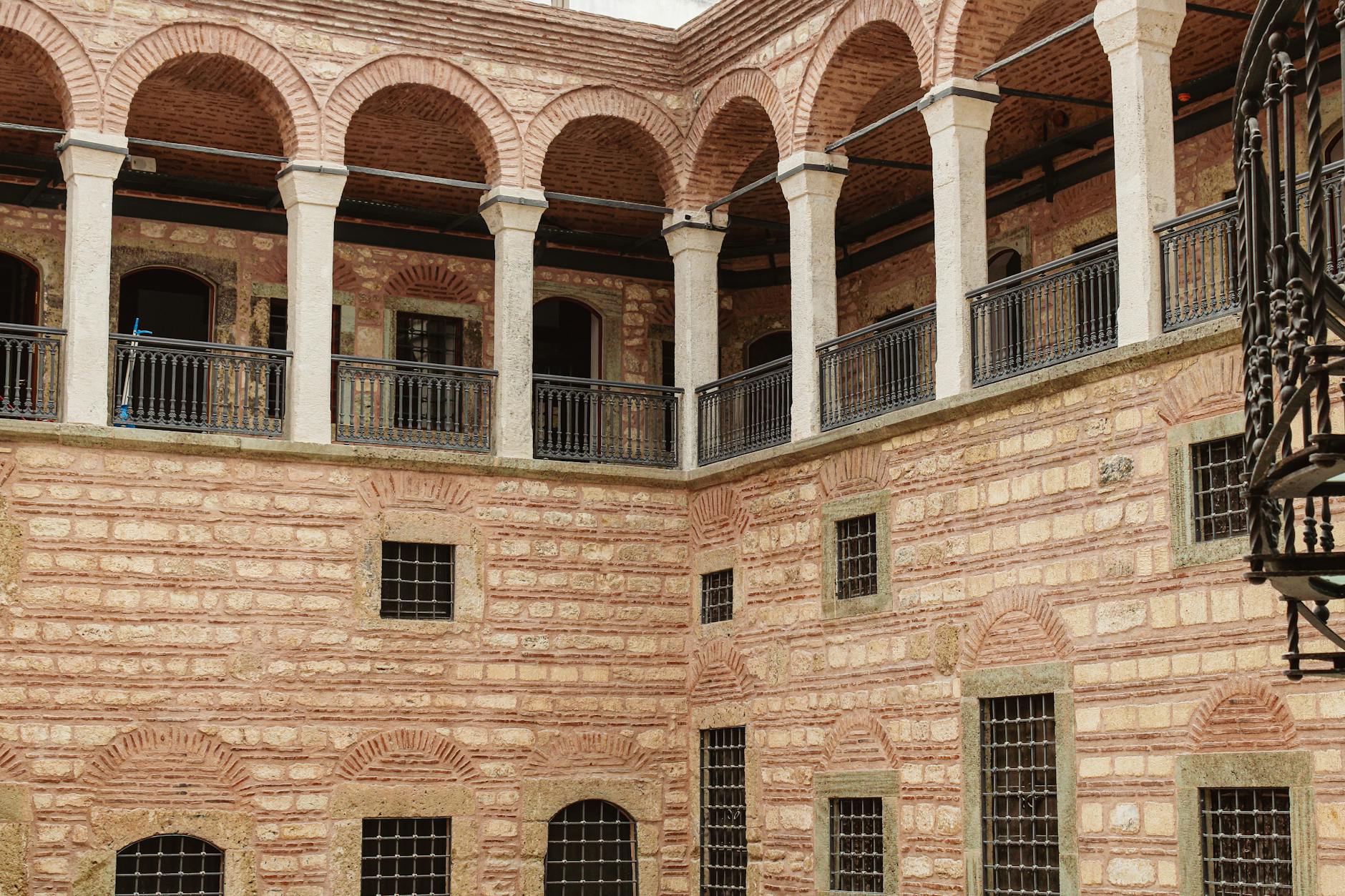 Die restaurierten Steinbögen und Galerien im Innenhof einer Karawanserei in Eminönü.