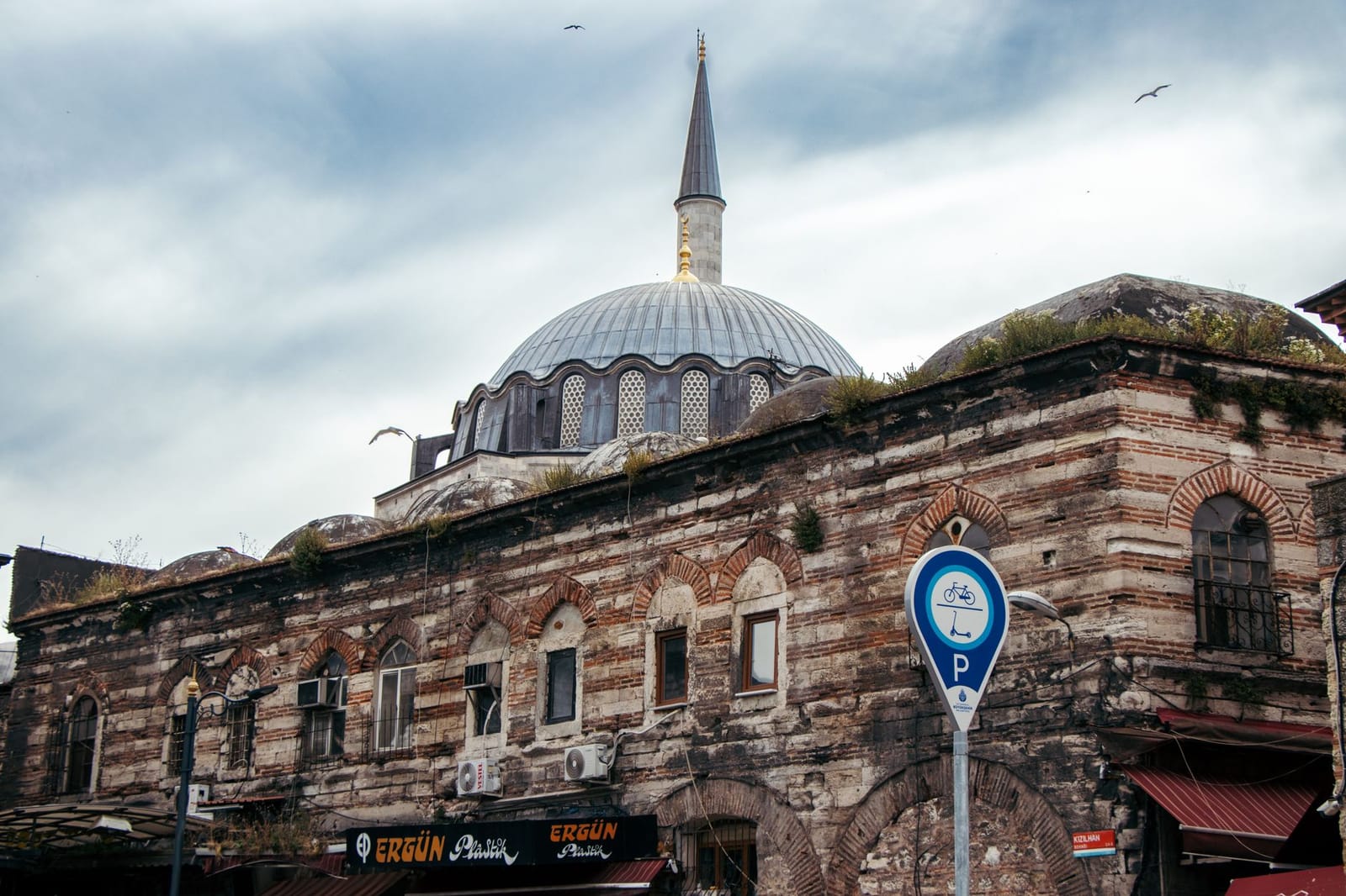 Außenansicht der Rüstem-Pascha-Moschee über den lebhaften Gassen in Eminönü.