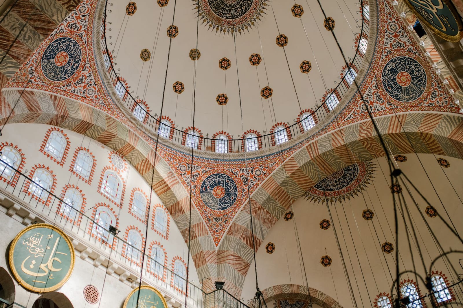 Detailansicht der reich verzierten Kuppel im Innenraum der Rüstem-Pascha-Moschee.