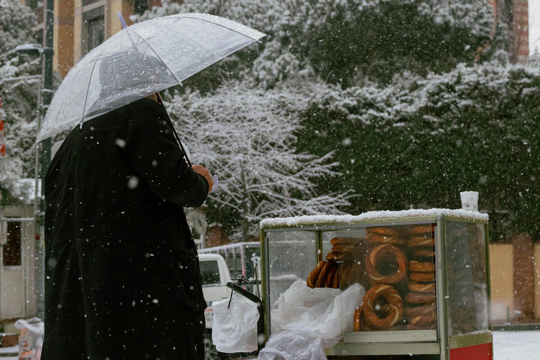 Ein traditioneller Simit-Wagen steht während eines Schneesturms in einer Istanbuler Straße.