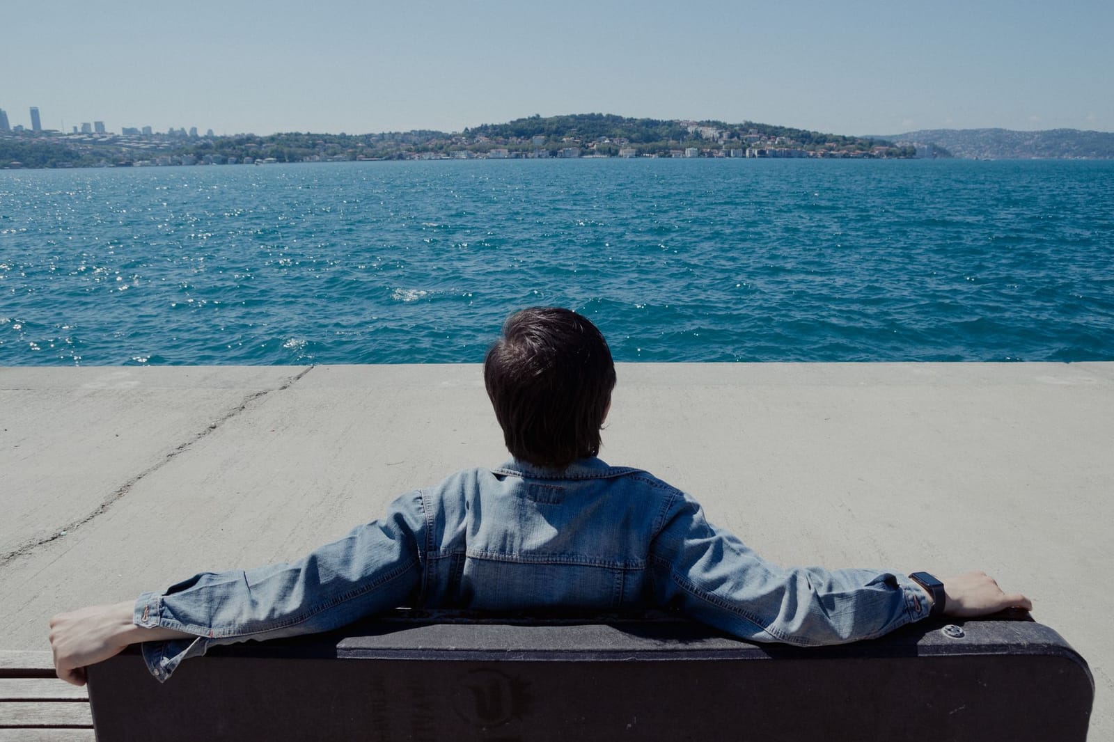 Ein Alleinreisender genießt den weiten Ausblick auf den Bosporus bei Tag.
