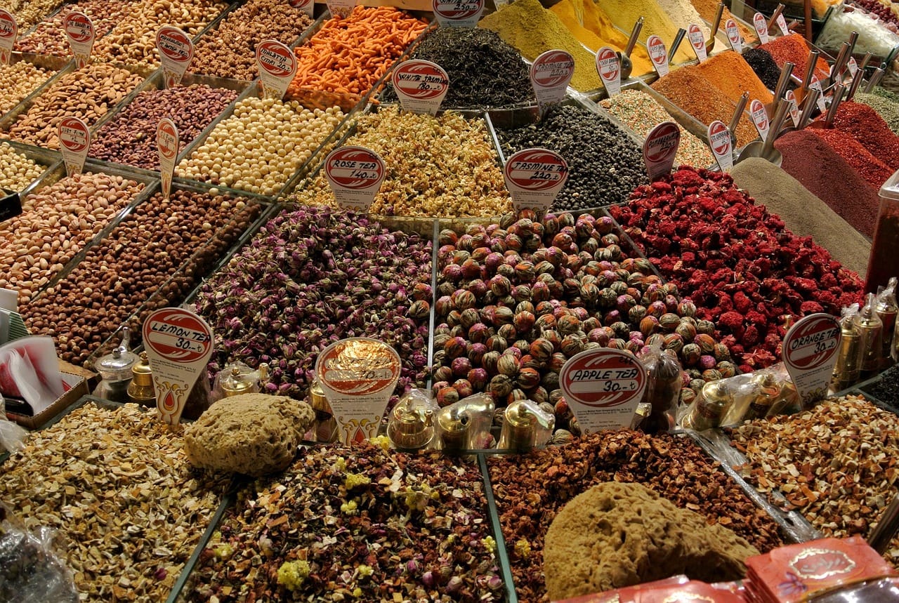 Bunte Gewürze, Nüsse und Teesorten mit Preisschildern auf dem Basar.