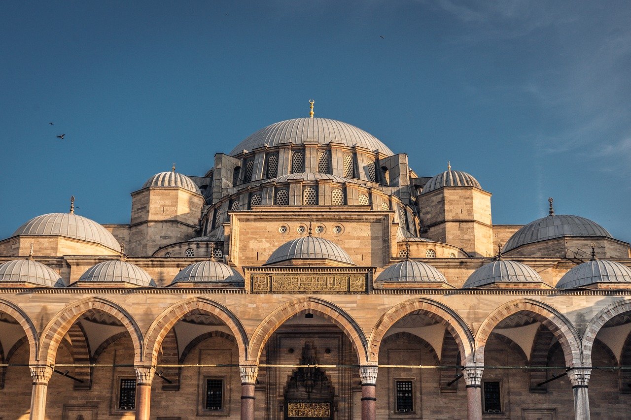 Die beeindruckende Architektur der Süleymaniye-Moschee unter strahlend blauem Himmel in Istanbul.