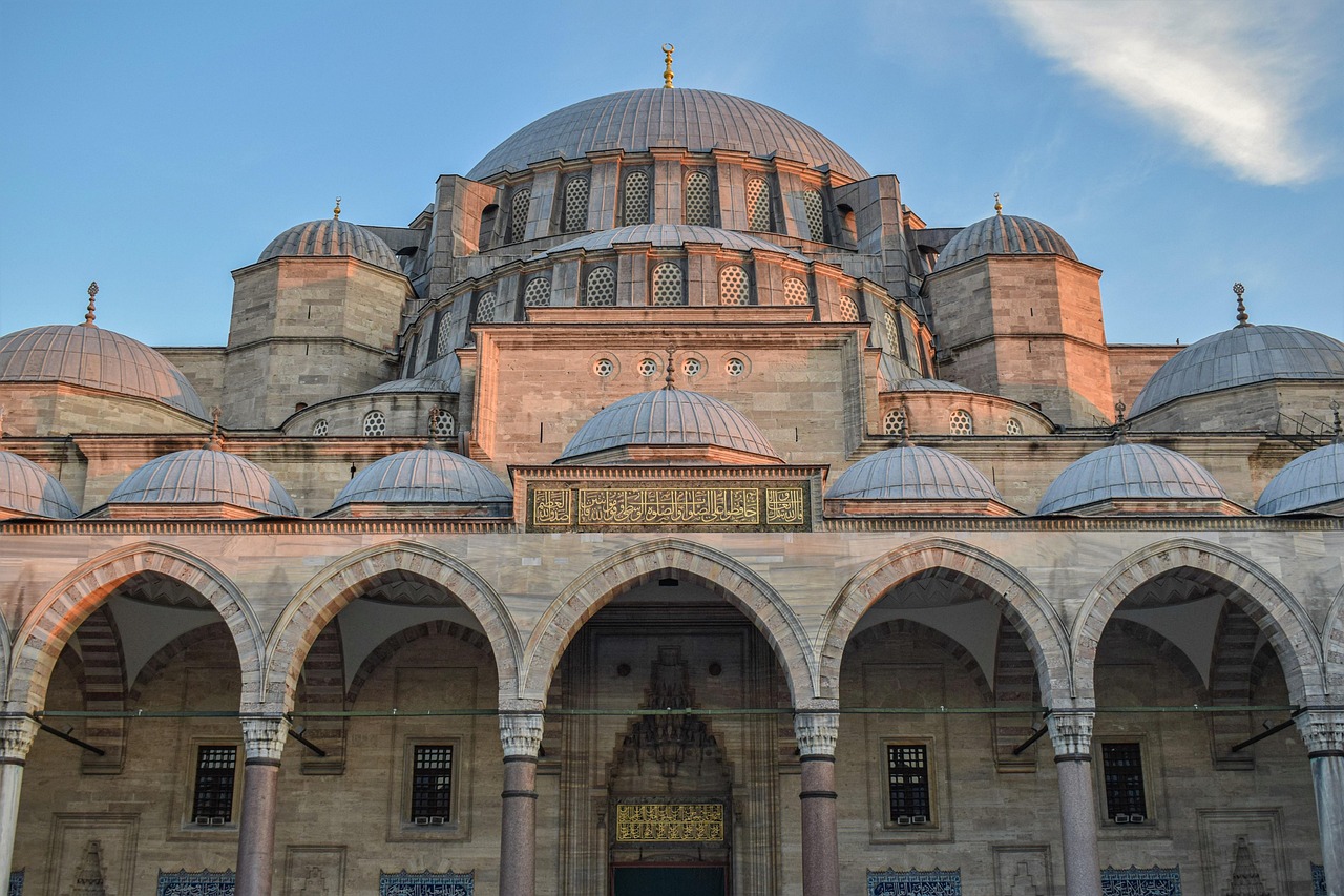 Die beeindruckende Außenansicht der Süleymaniye-Moschee in Istanbul bei tiefstehender Sonne.