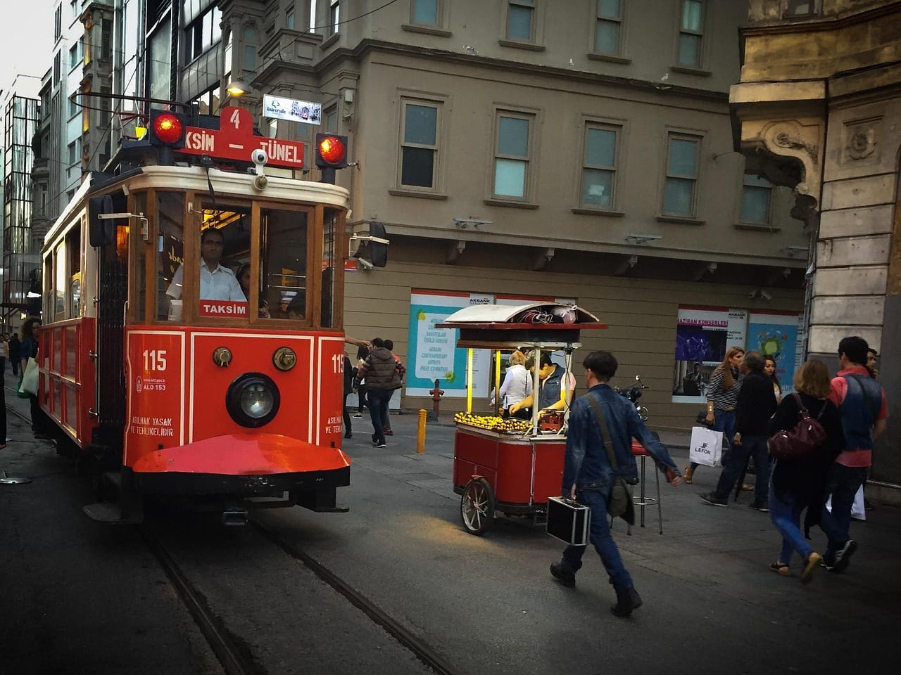 Würzige Islak Burger am Taksim-Platz mit Tipps für legendäre Imbisse und aktuellen Preisen