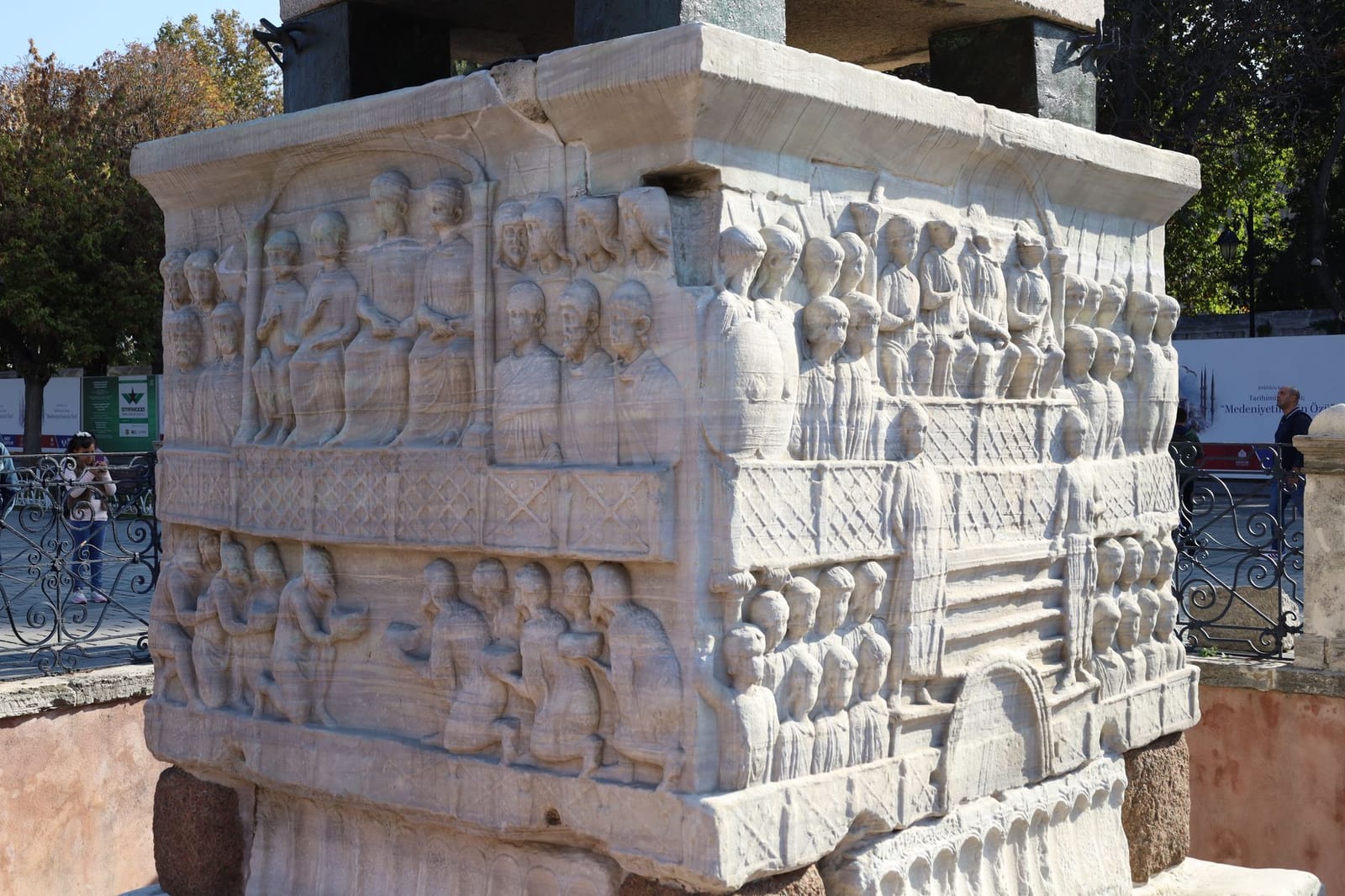 Detailreicher Marmorsockel des Theodosius-Obelisken auf dem antiken Hippodrom in Istanbul.