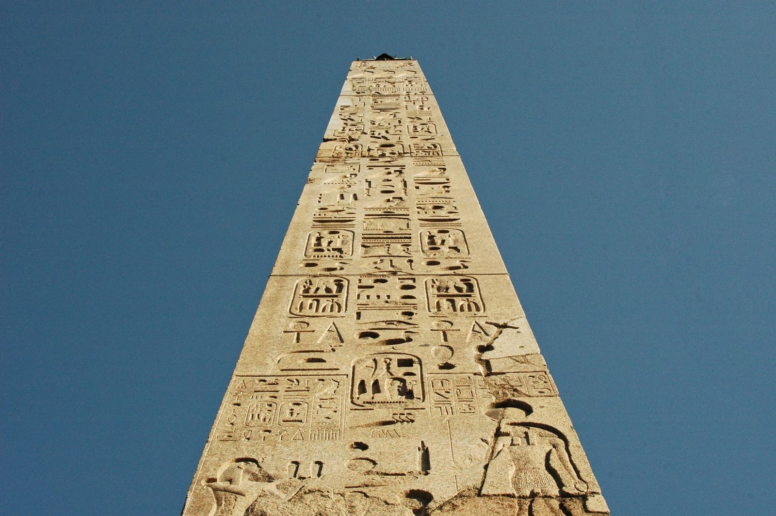 Blick entlang der ägyptischen Hieroglyphen auf dem Theodosius-Obelisken in Istanbul.