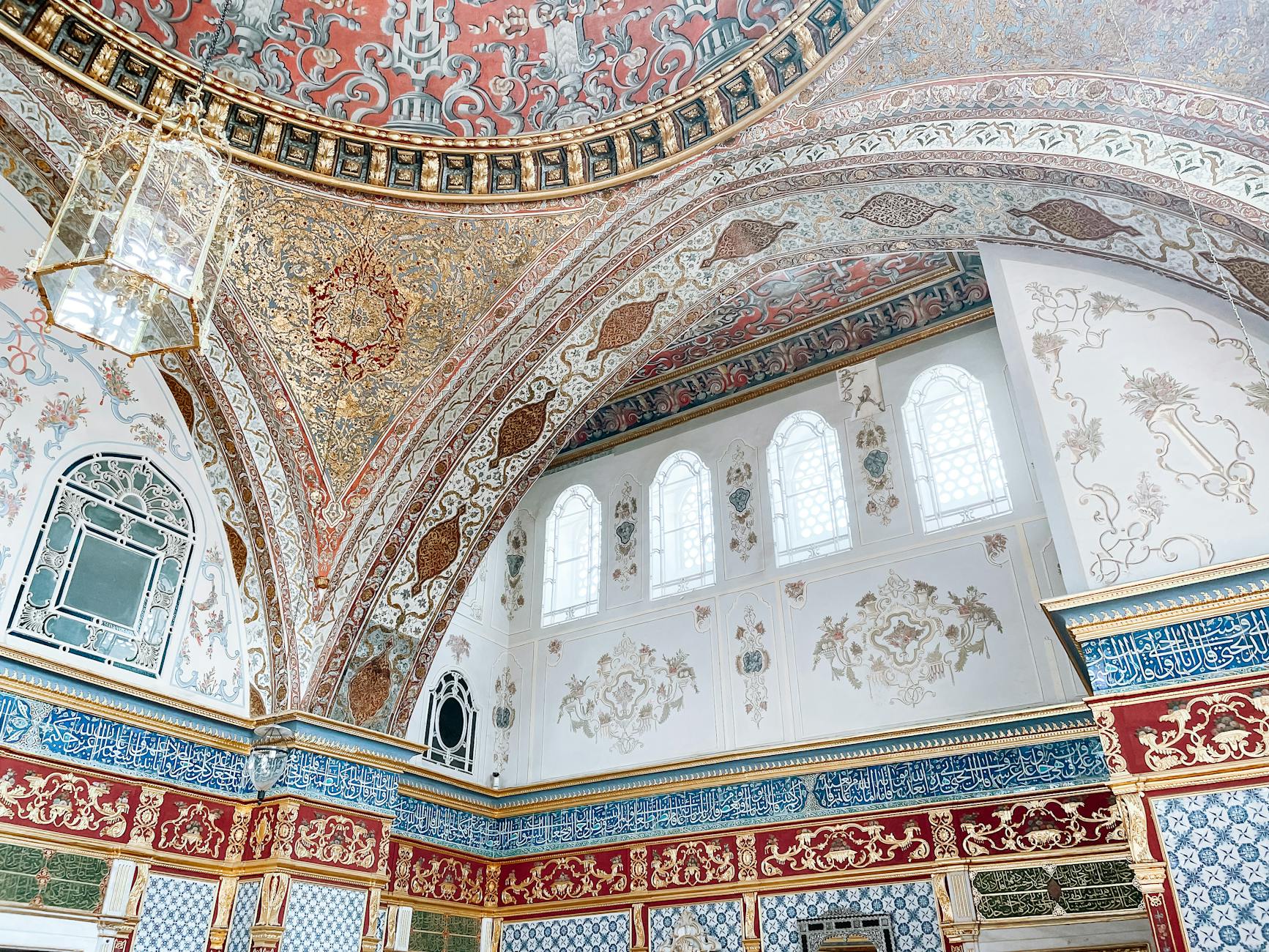 Zentrale Ansicht des prächtigen Kristallleuchters und der Deckenmalereien in der Yıldız Moschee.