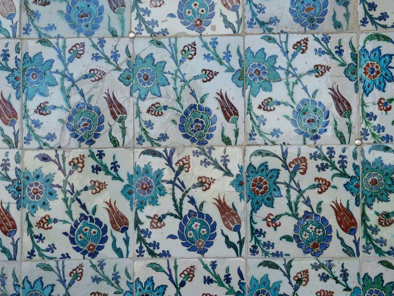Traditionelle blau-weiße Iznik-Fliesen mit floralen Mustern im Harem des Topkapı Palasts.