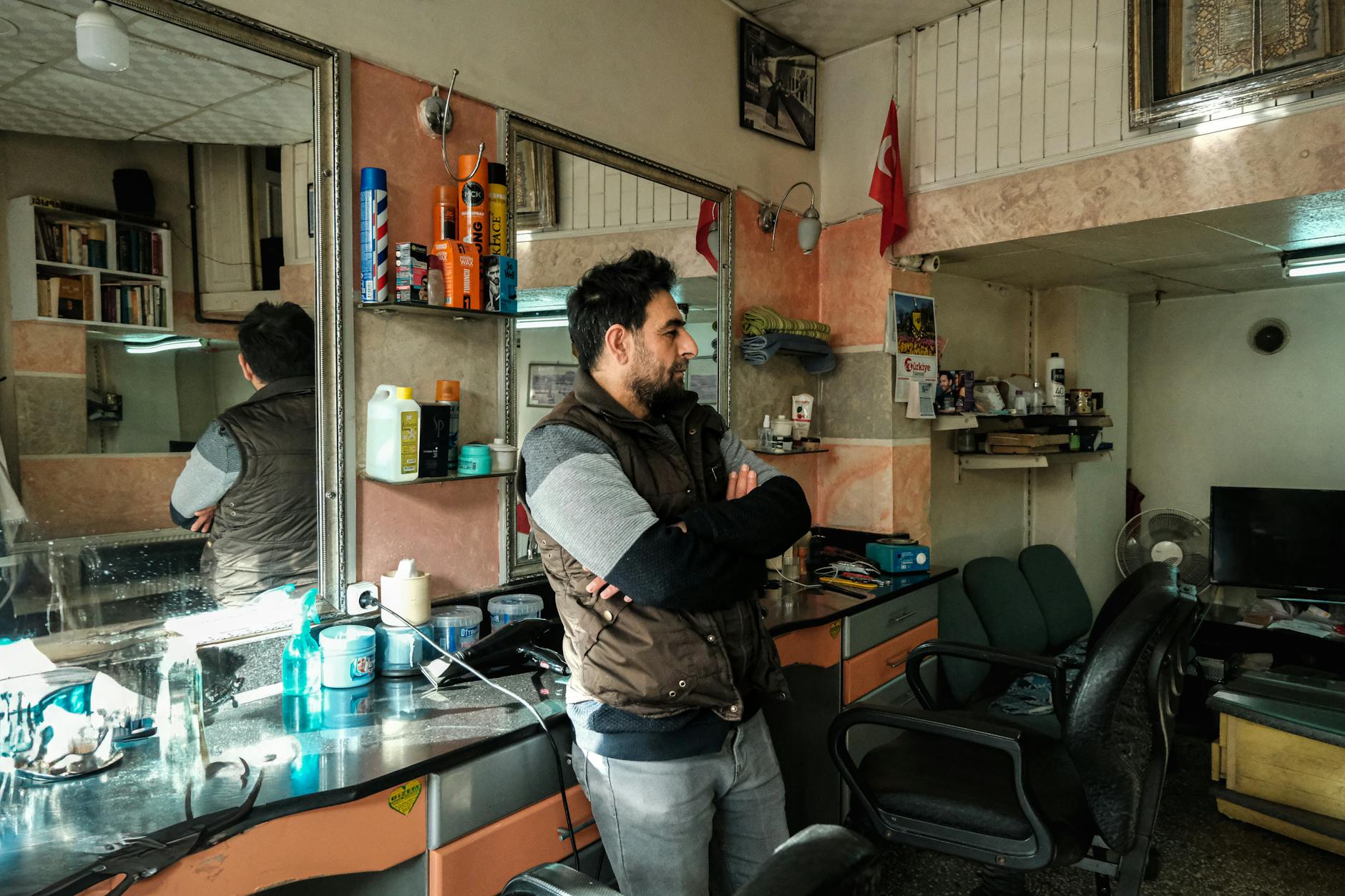 Ein Barbier wartet in seinem traditionellen Istanbuler Salon auf den nächsten Kunden.