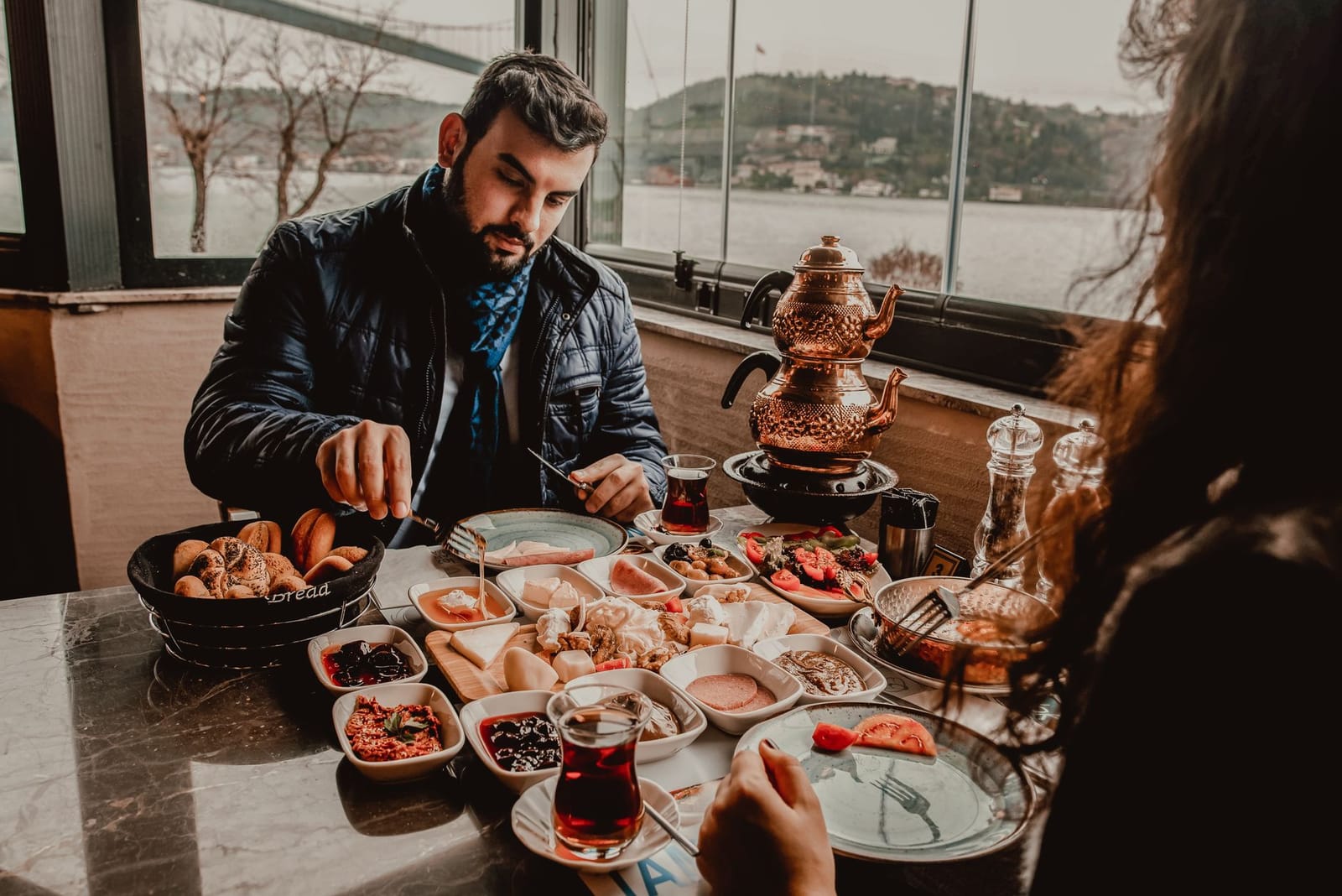Traditionelle Schwarzmeerküche in Istanbul mit Empfehlungen für cremigen Kuymak und faire Preise