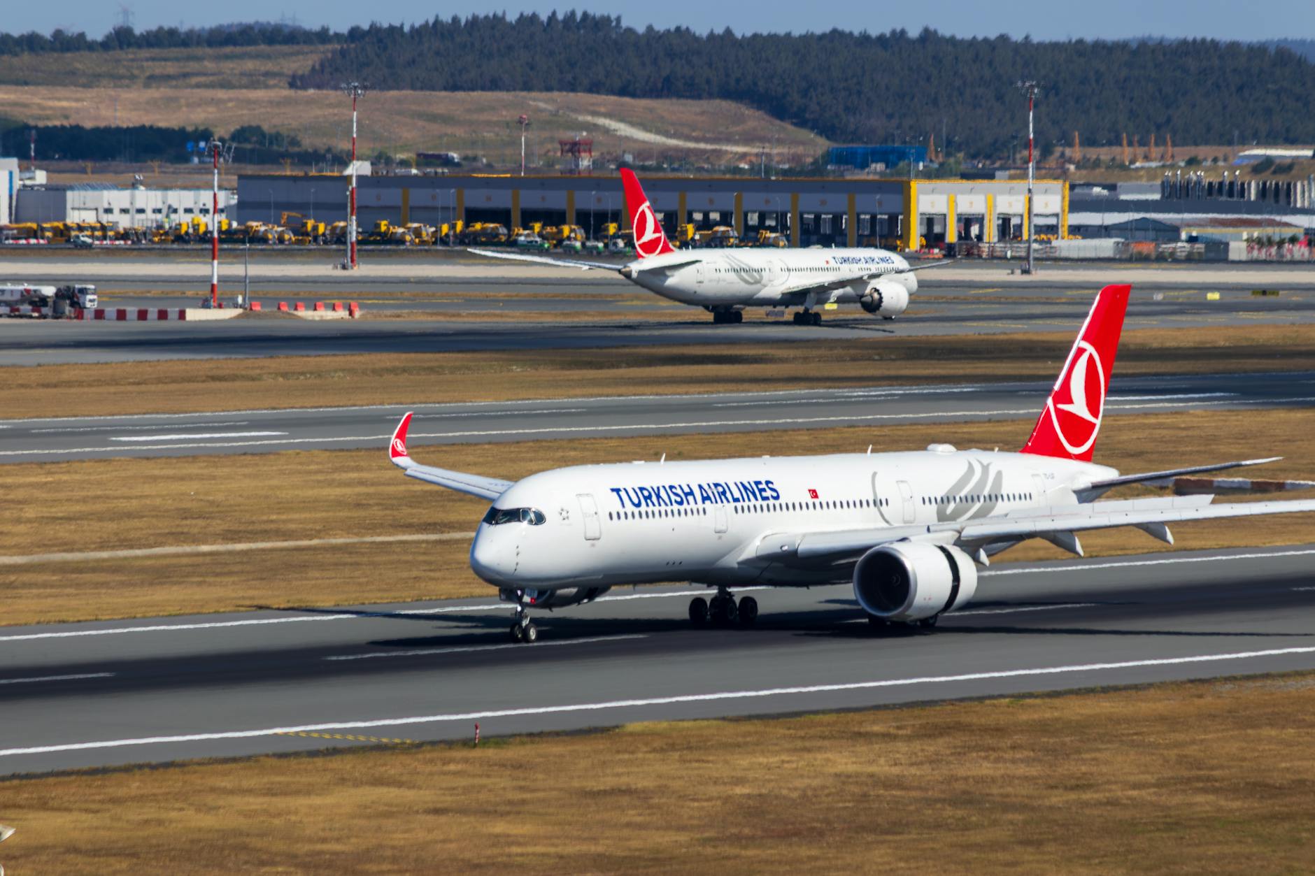Zwei moderne Passagierflugzeuge der Turkish Airlines rollen auf der Startbahn in Istanbul.