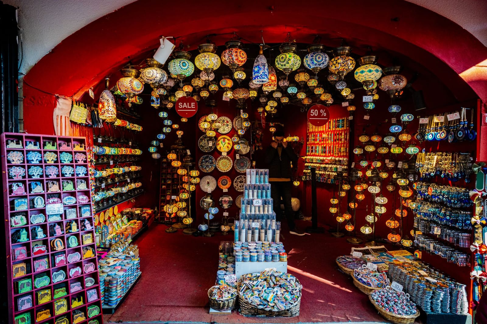 Traditionelle bunte Lampen und Nazar-Amulette in einem typischen Istanbuler Souvenirladen.