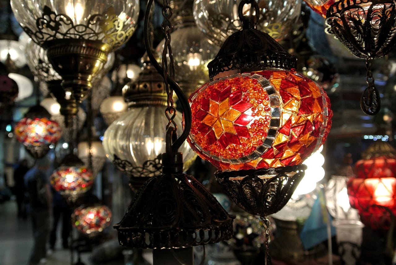 Traditionelle orientalische Mosaiklampen leuchten in verschiedenen Farben in einem Basargeschäft in Istanbul.