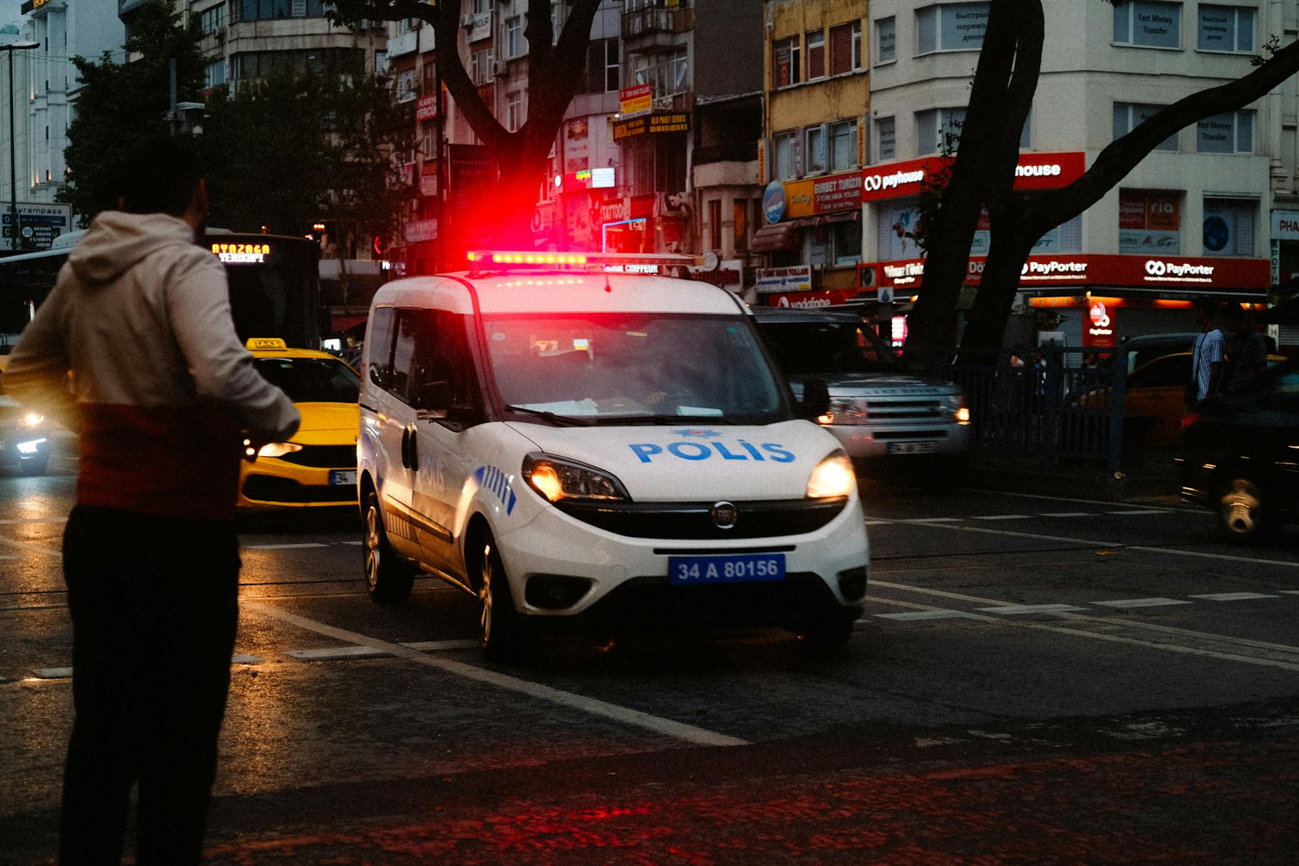 Ein Polizeifahrzeug mit eingeschaltetem Blaulicht auf einer Straße in Istanbul.