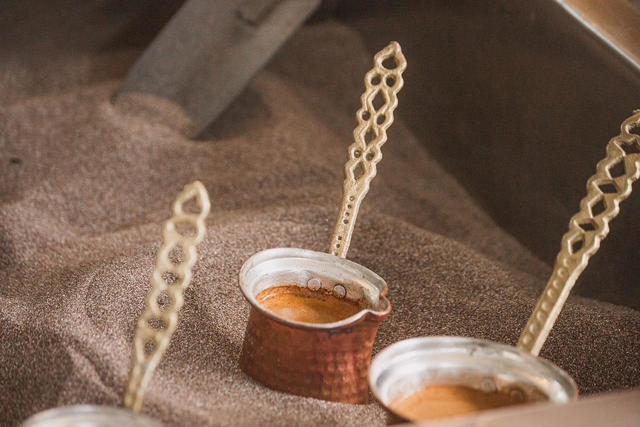Traditionelle Zubereitung von türkischem Kaffee im heißen Sand im Basarviertel.