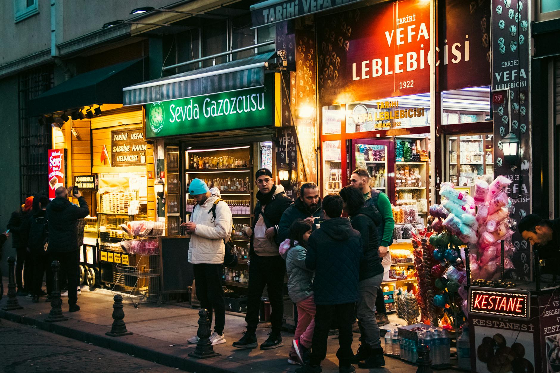 Beleuchtete Schaufenster traditioneller Läden für Leblebi und Gazoz im Viertel Vefa bei Nacht.