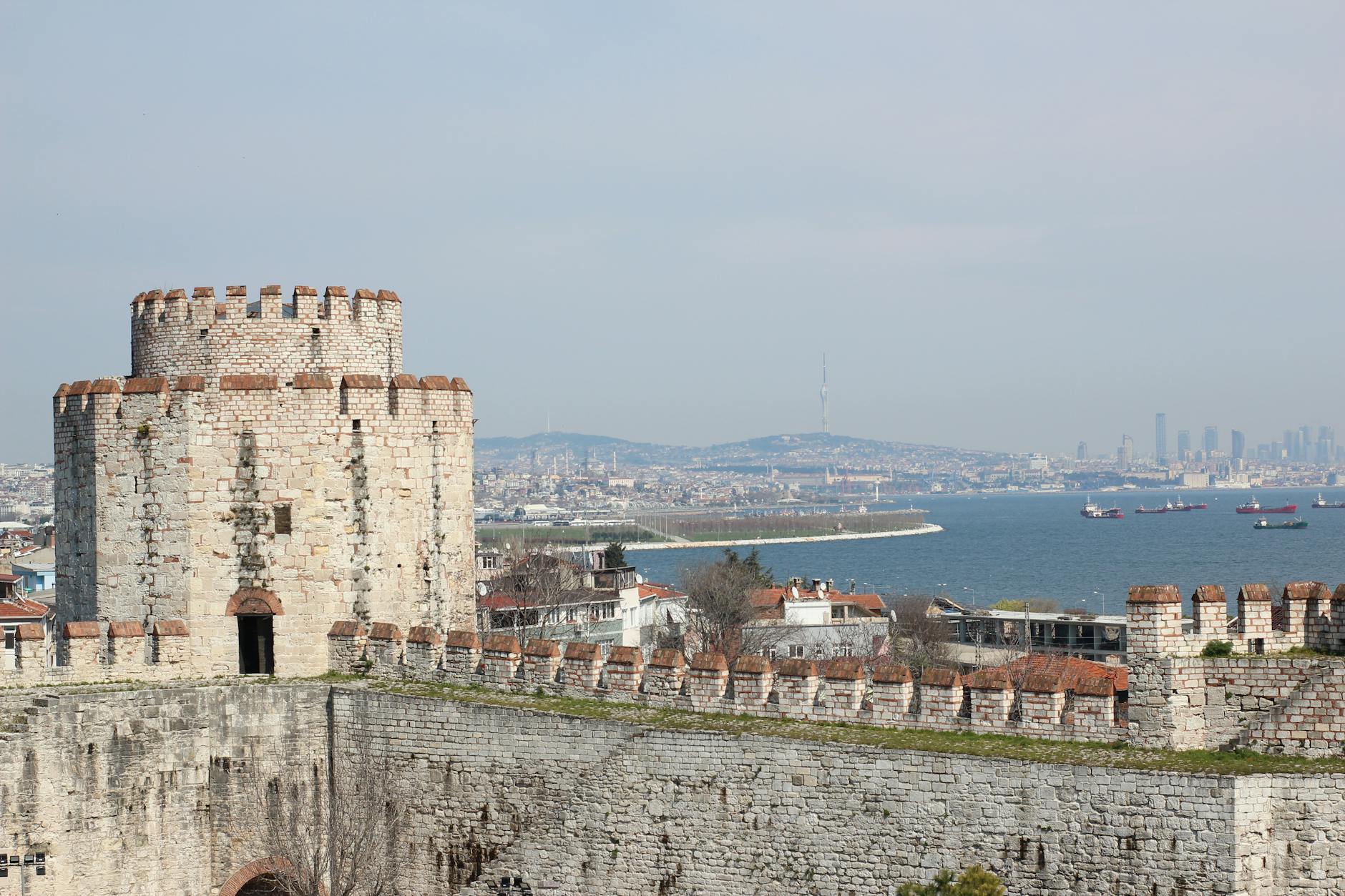 Ein massiver Steinturm der Festung Yedikule mit Blick auf das Marmarameer in Istanbul.