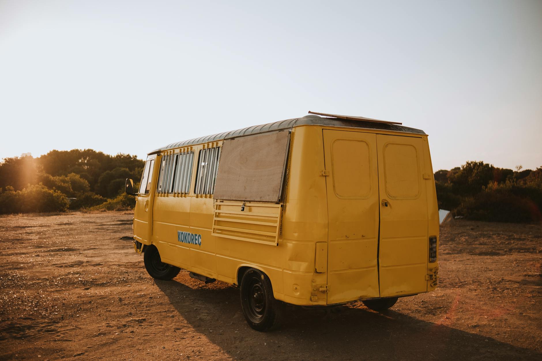 Ein gelber Foodtruck mit der Aufschrift Kokoreç steht auf einer Freifläche.