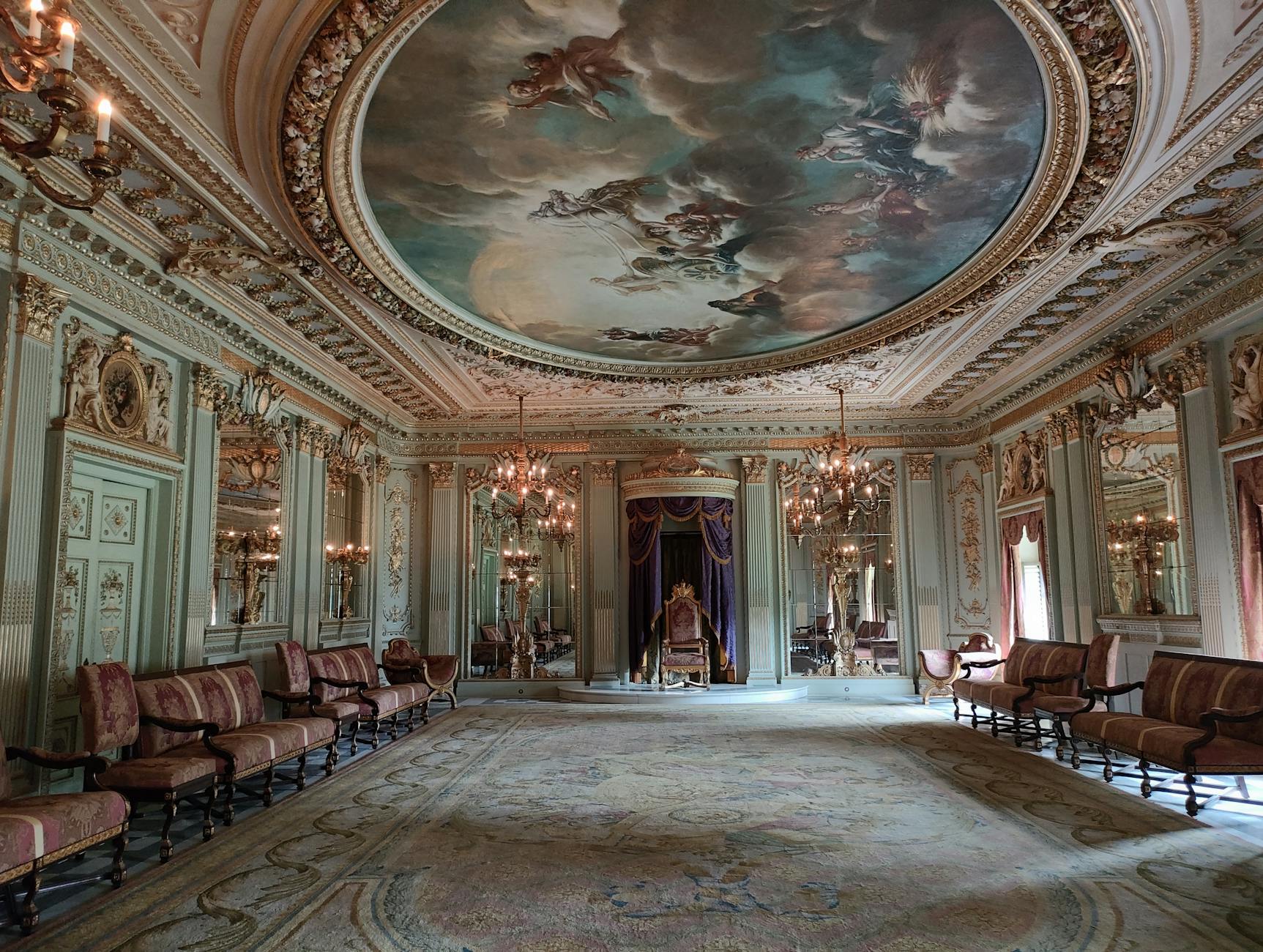 Ein prächtiger Saal im Yıldız Palast mit Deckenfresko und antiken europäischen Möbeln.