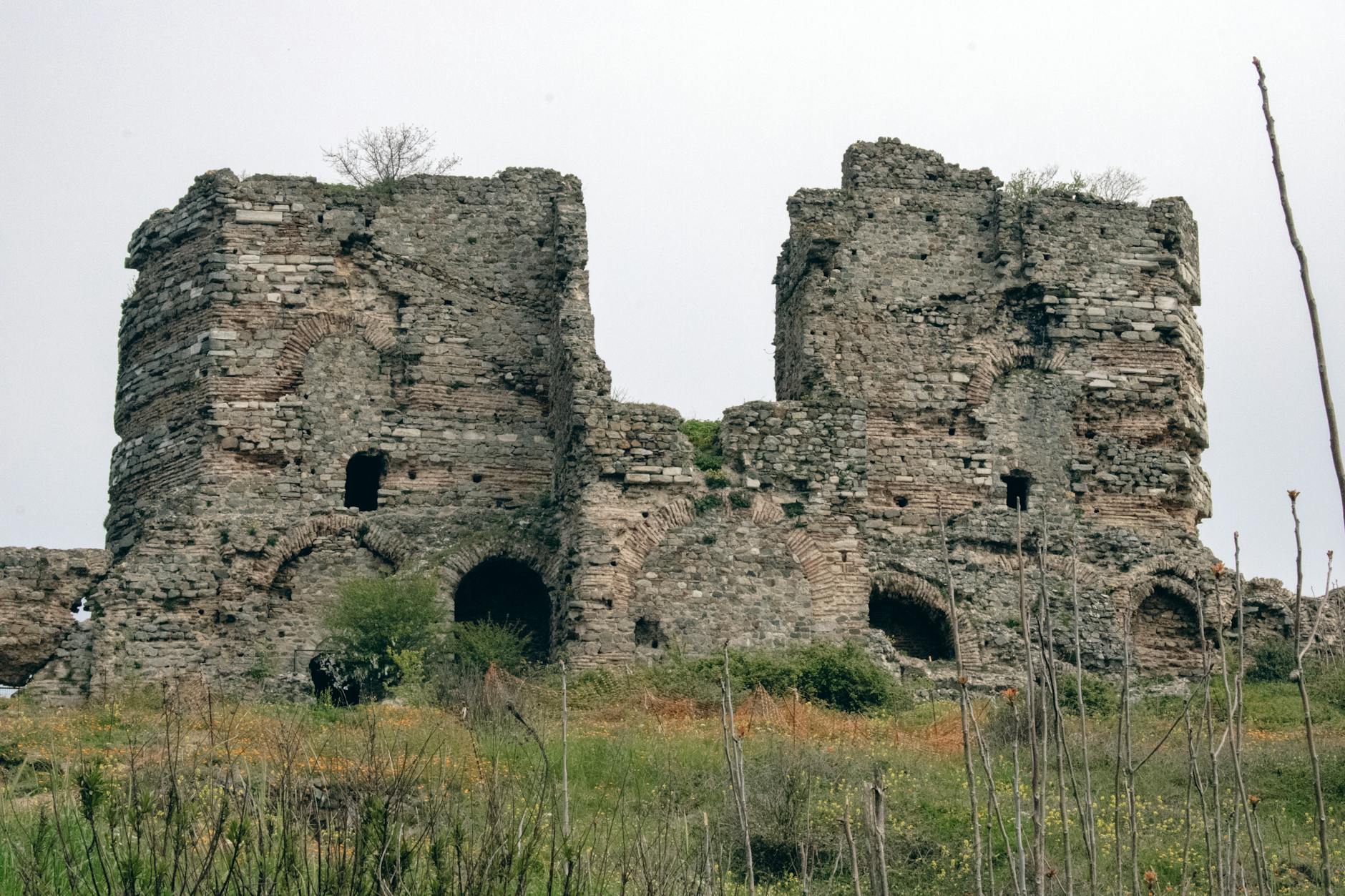 Die beeindruckenden Ruinen der Yoros-Burg thronen über dem Bosporus in Anadolu Kavağı.